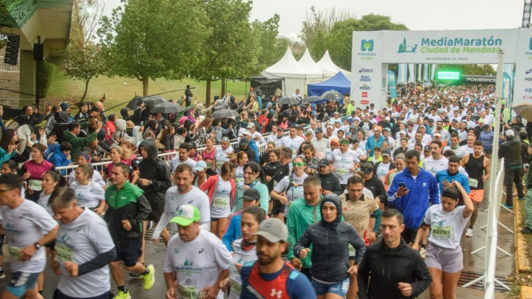 Más de 2.500 atletas desafiaron el frío y la lluvia en la décima Media Maratón de la Ciudad de Mendoza